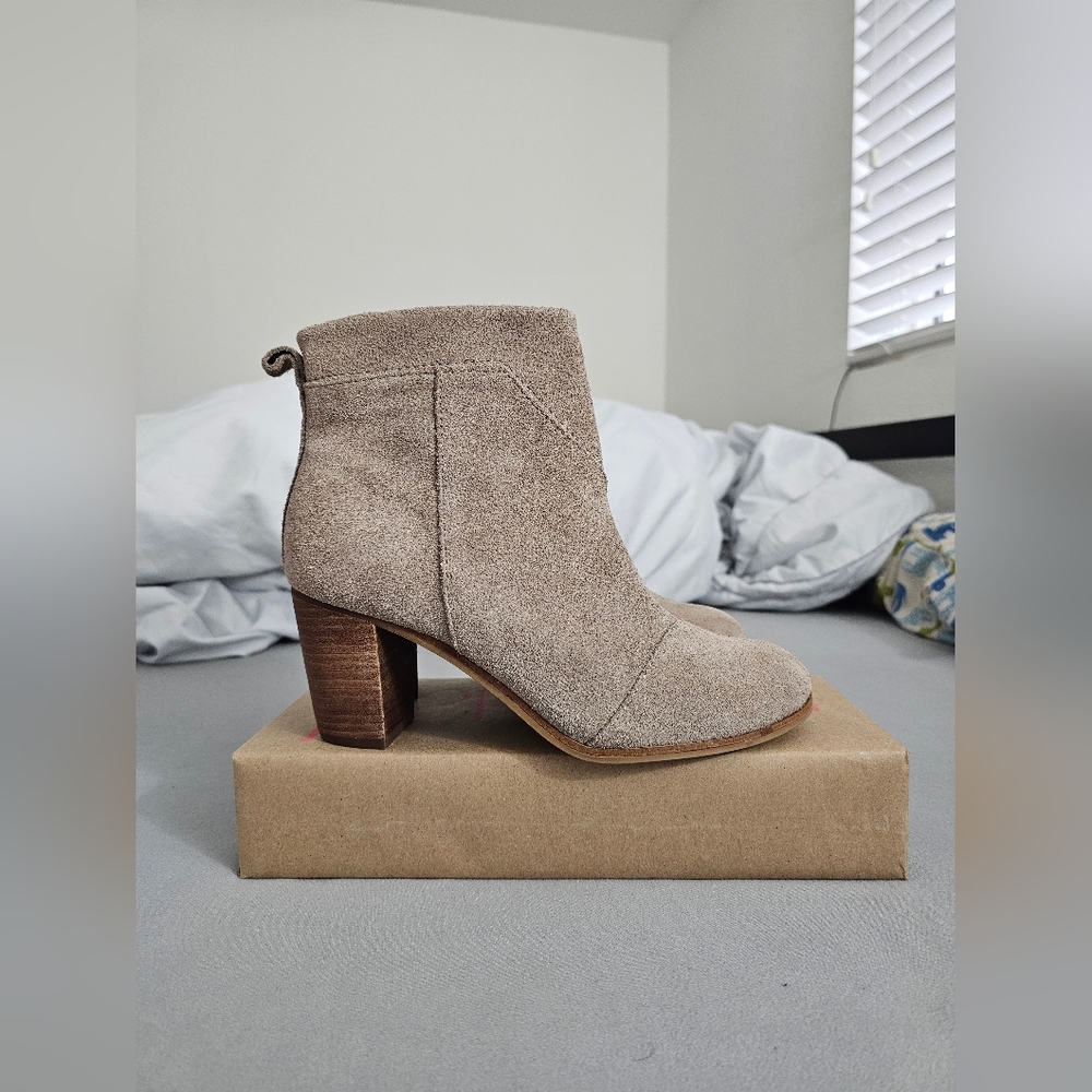 Tom's Suede booties